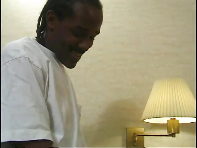 Big booty ebony bitch gets nailed doggy style in bed