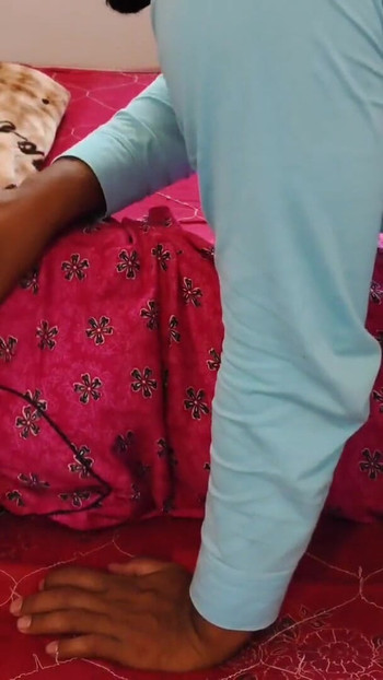 Zapanjujući trenutak iz "Seoskog desi bhabhi seksa - Nepoznati muškarac je došao i sjeo na Bhabhino sjedalo i uživao u seksi trenutku-"