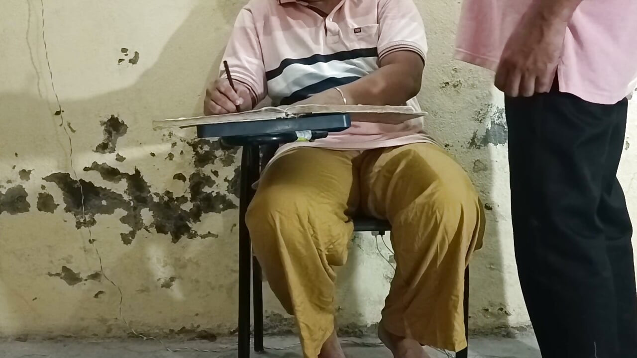 Piękny seks Desi Bhabi z młodszym przyrodnim bratem