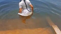 Srilankisches schulmädchen badet im tank, draußen sexvideo.jangal sex, sexy asiatisches mädchen-video