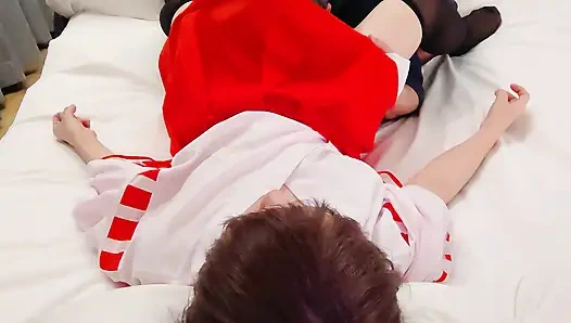 Rasa tidak amoral saat aku crot di dalam rok mini maiden kuil yang imut