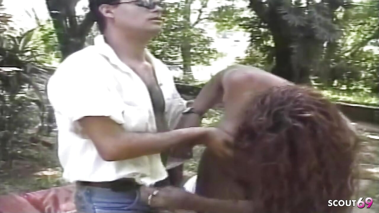 Латину-транса с большими сиськами трахает в анал мясистый член в тройничке на улице