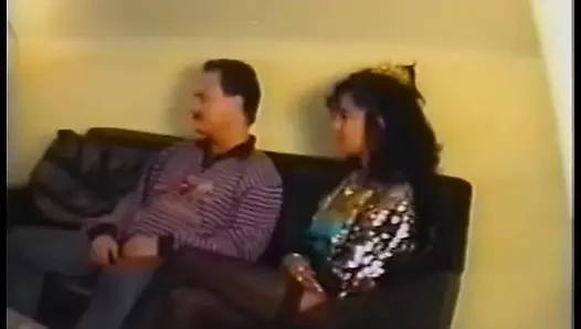 Azgın latin seksi kız arkadaşına amını yalatıyor ve sonra sikiliyor