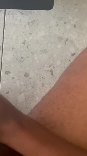Ikonikus pillanat a "Big Guy Strokes Dick with Hands and Fleshlight" című filmből, amíg egy nagy, nyögő cumshotot nem lő"