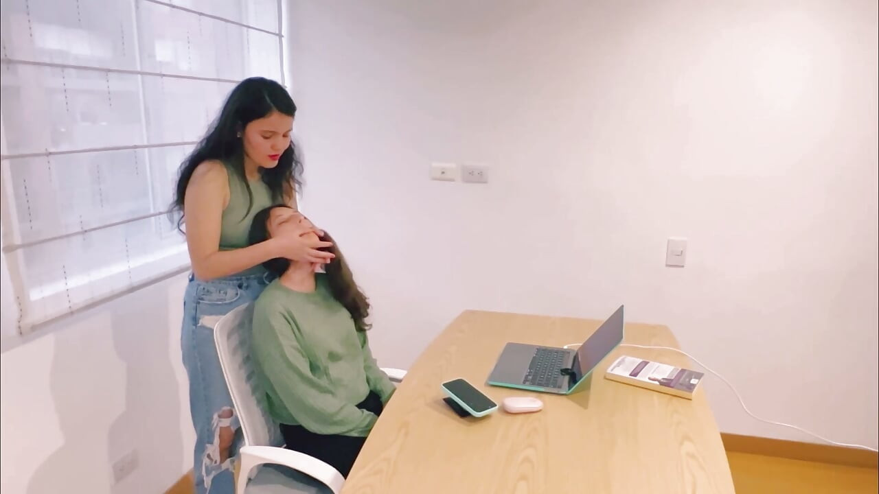 我的秘书勾引我成为一个女同性恋