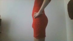 Người mặc trang phục xuyên thấu trong chiếc váy đỏ sexy