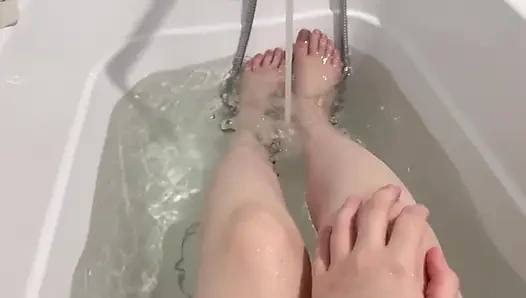 Aku lagi asik mainin memekku di bawah air 4k. fetish kaki