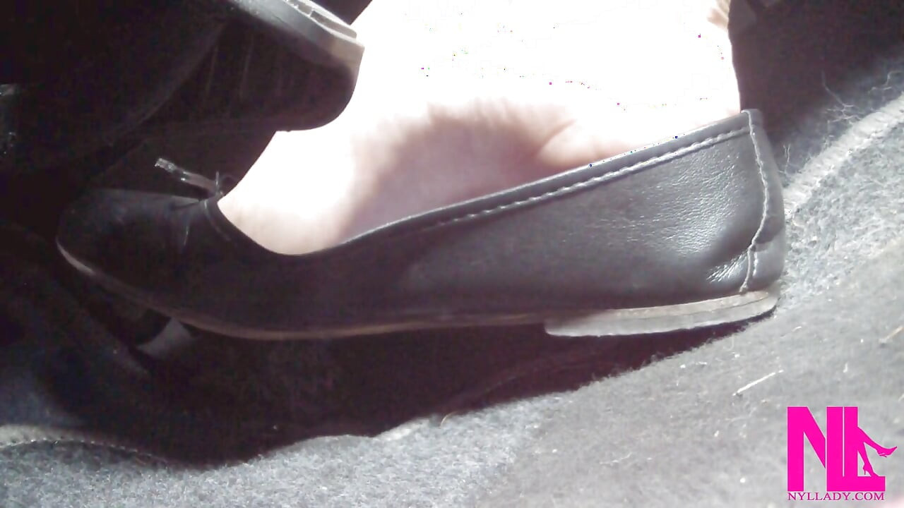 Revving u crnim ravnima na bosim stopama