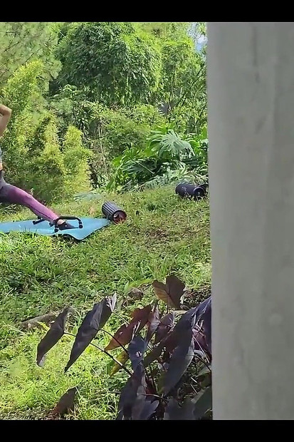 एक आदमी जो खेत से गुजर रहा था, मुझे योग करते हुए देखता है और मुझे चोदता है।