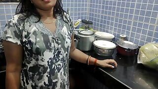 Rudo cuñado desavar amante de la india solitaria en la cocina
