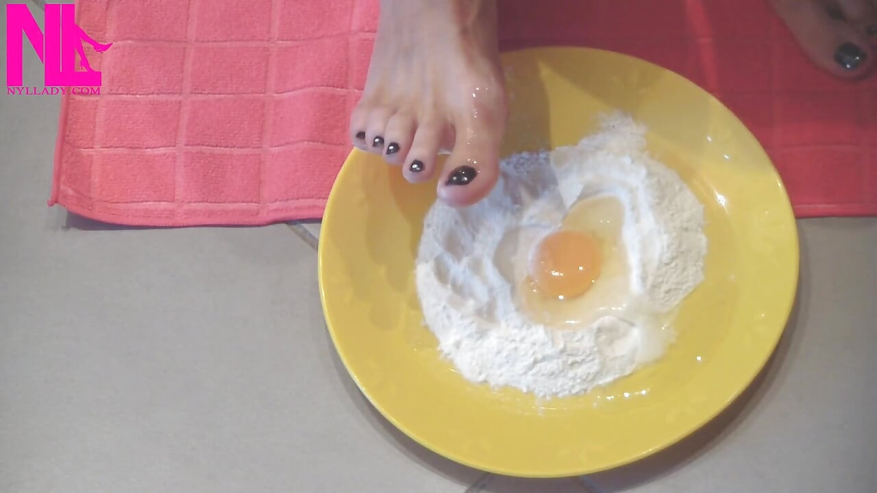 素足でパスタ用の生地を作る
