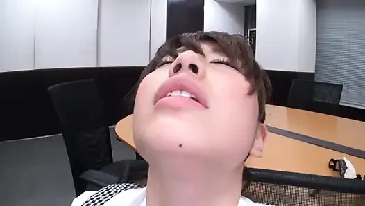 Мужчина среднего возраста и офисная дама