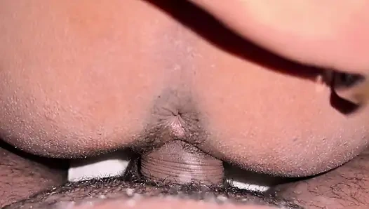 Hintli kız büyük yarakla sikişiyor ve gırtlağına kadar alıyor