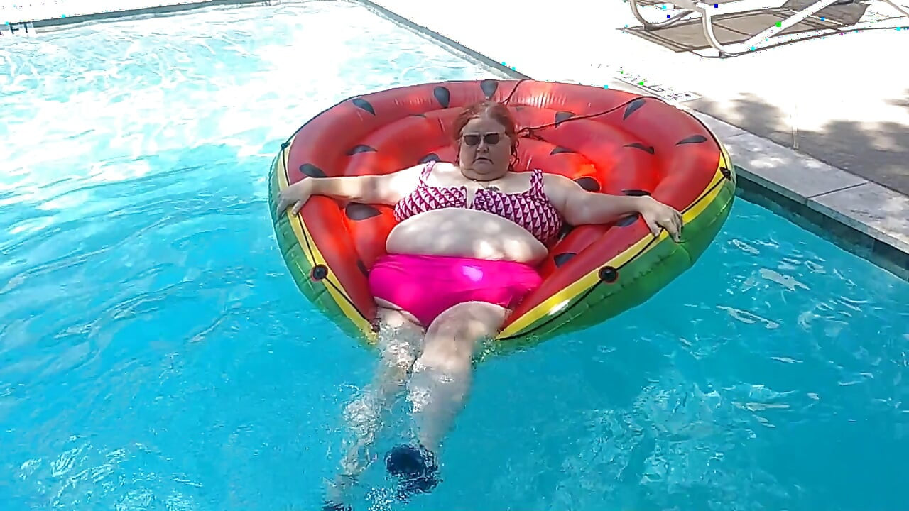 Kurzes video von BBW-Krankenschwester Vicki, schwimmen auf ihrer riesigen wassermelone
