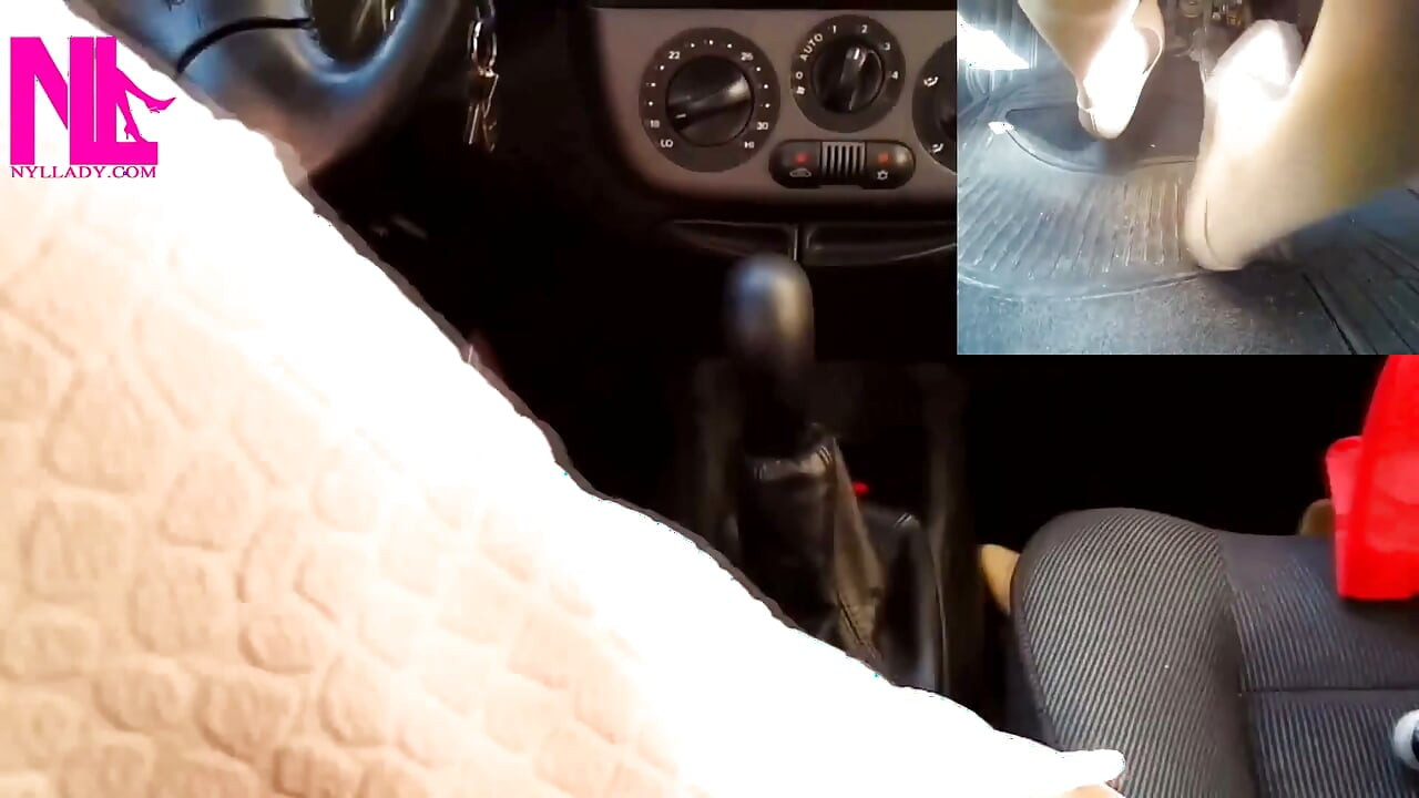 De conducere senzuală în Nud Gianvito Rossi's Pumpsi și labă my car's Gear Stick