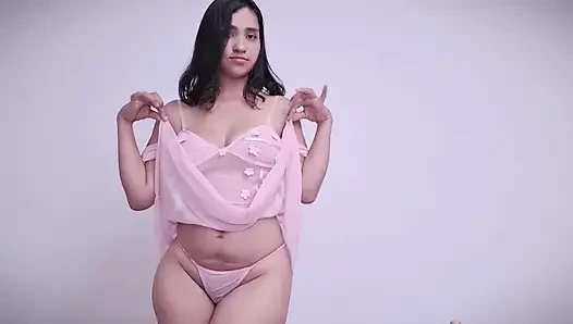 Rüyalarımda hep siluetini süsleyen yumuşak kumaşlarla süsleniyorsun Seni ne kadar zorladığımı duyduğumu duyurken