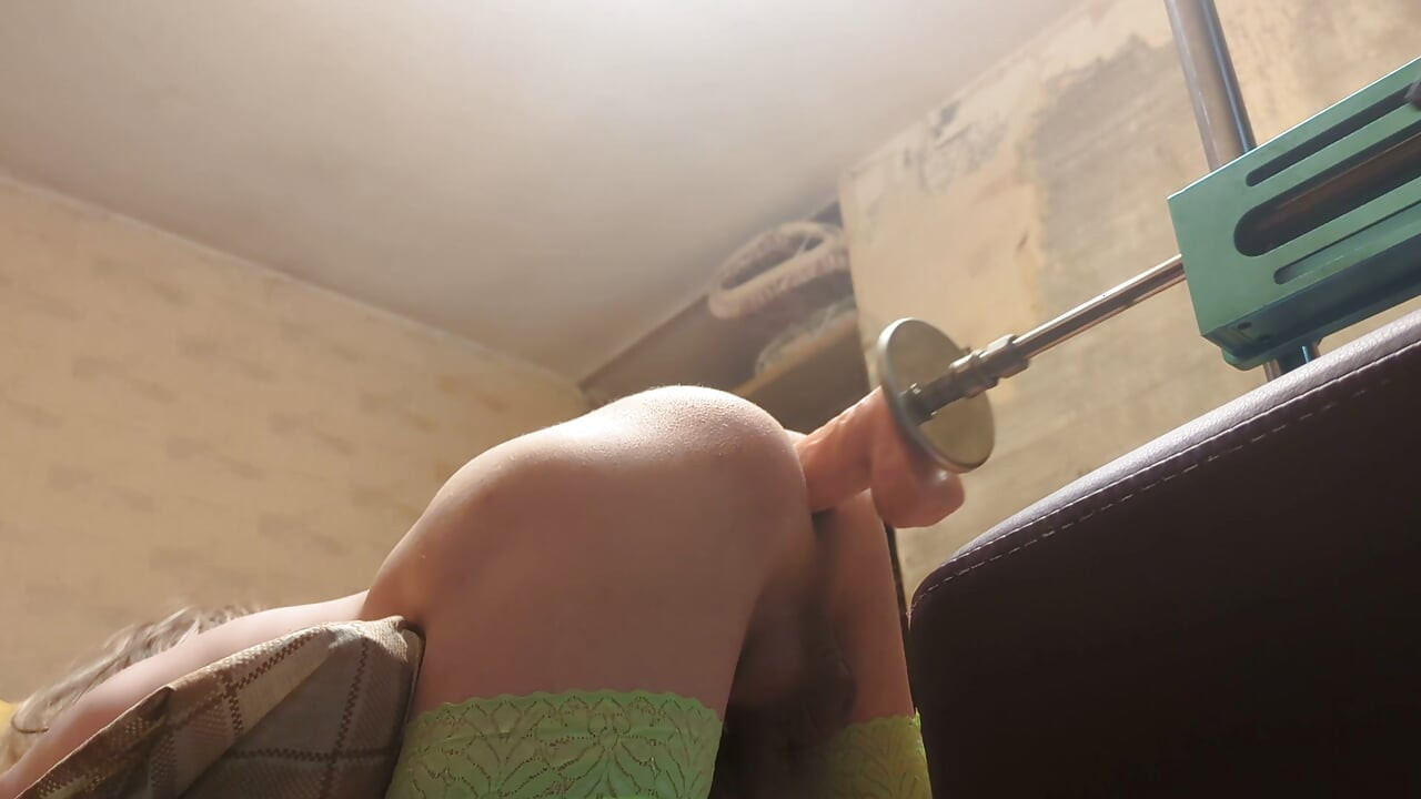 Crossdresser deep anal sex with fucking machine homemade