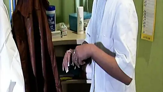 Blonde deutsche heiße mutter mit behaarter busch bekommt anal im retro