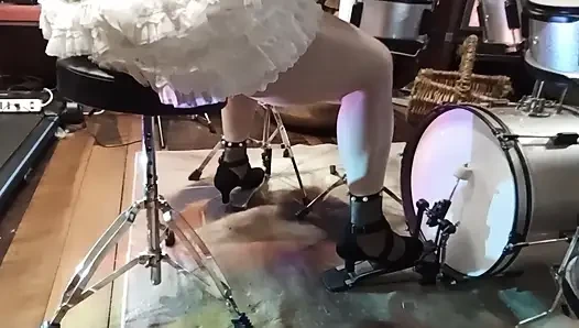 Drum dengan pakaian gendut