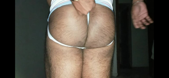 Une prof excitée avec un jockstrap à string sexy montre son gros cul qui rebondit