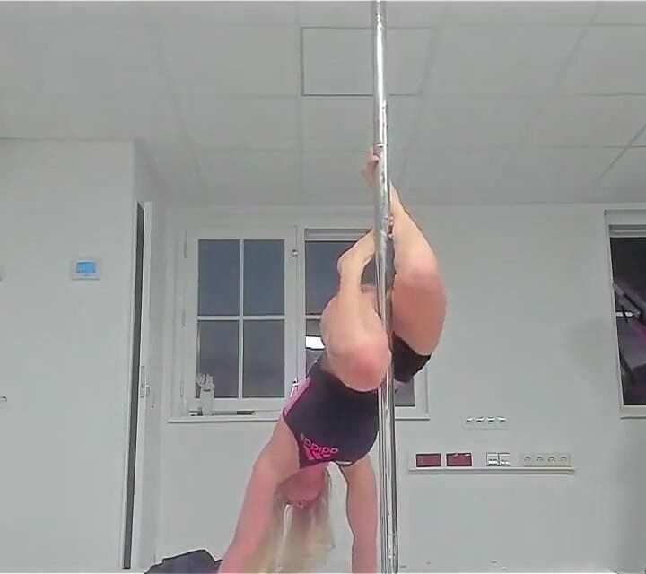Praticando poledancing