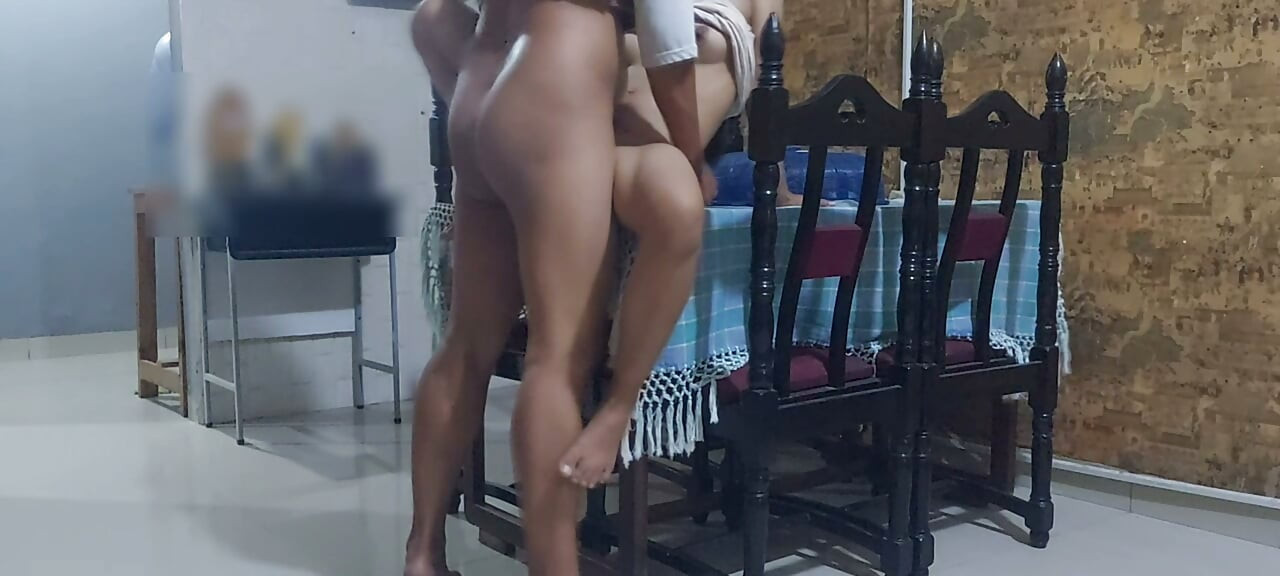 집에 혼자 있는 섹시한 처제의 청소