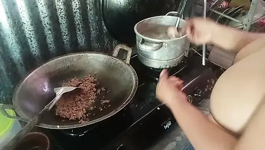 Menelanjangi ibu mertua yang sedang memasak