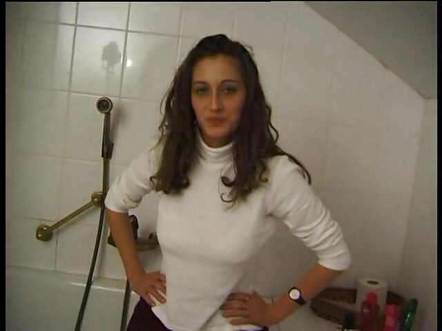 Çarpıcı esmer bebek banyoda vibratörle amını baştan çıkarıyor