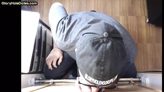 Facial loving gloryhole DILF sucks rod in private home video