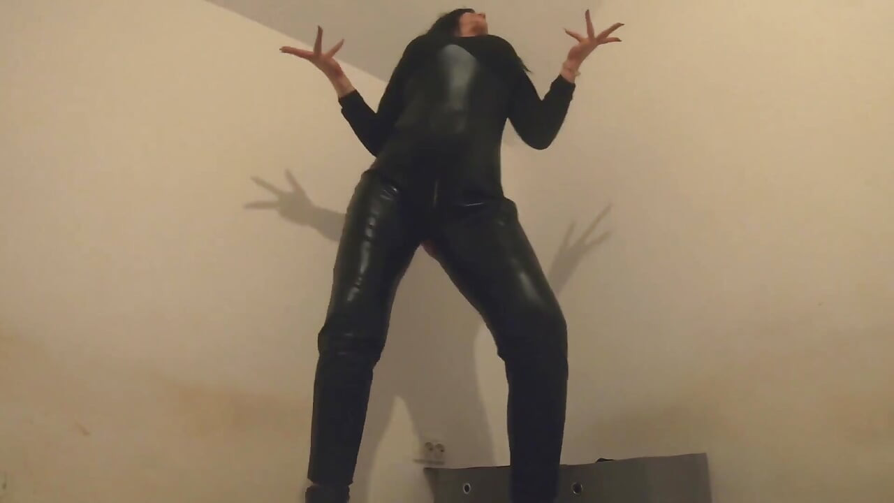 Baile de cuero fumando. Jumpsuit rasgado provocando el coño, orinar en el baño y masturbación sucia