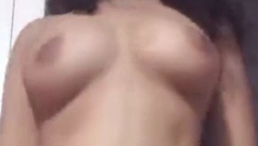 Puta paquistaní caliente bailando desnuda y temblando de tetas