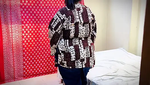 Симпатичная пухлая 18-летняя горячая девушка