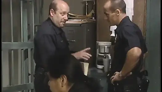 Tombul latin ıslak sakso çektirmek için dizlerinin üstüne çıkıyor ve sonra hapiste sikişiyor