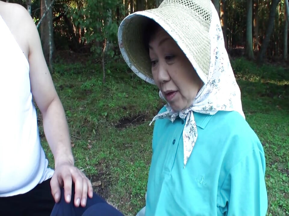 A076G11 A mature woman in her sixties is about to apply for AV. Nymphomaniac SEX in the shade of a tree in the forest!