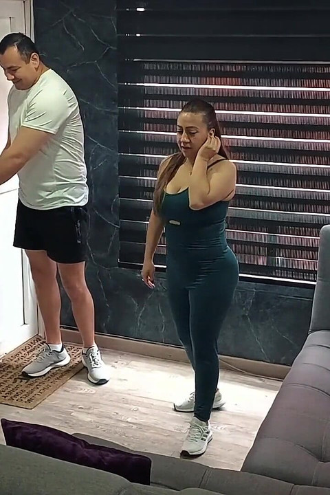 Napaljena Latina MILF cimerica pokazuje velike sise nakon treninga i prekriva se spermom po cijelim sisama