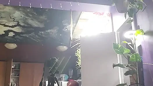 Büyük yarak boşalana kadar okşanıyor