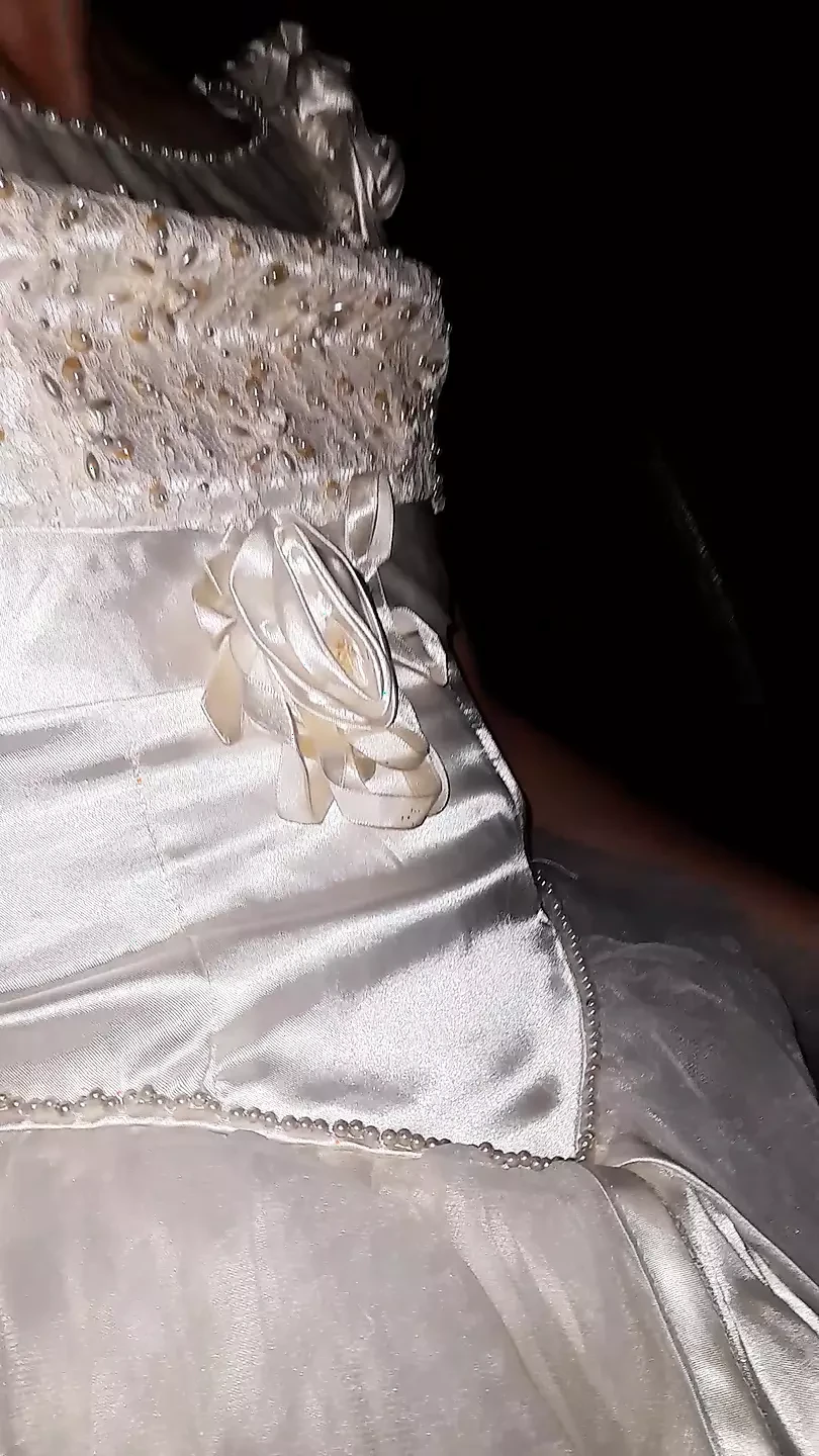 Travestito indossa abito da sposa durante la guida e sborra dentro il vestito
