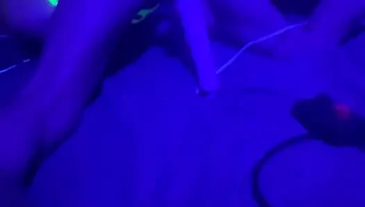 Sexy stiefmutter lässt den club hinter dem rücken des ehemanns gehen