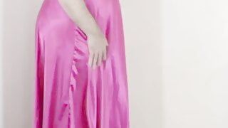 Nottstvslut, salope de télévision britannique, dans une robe de bal en satin rose très brillant.