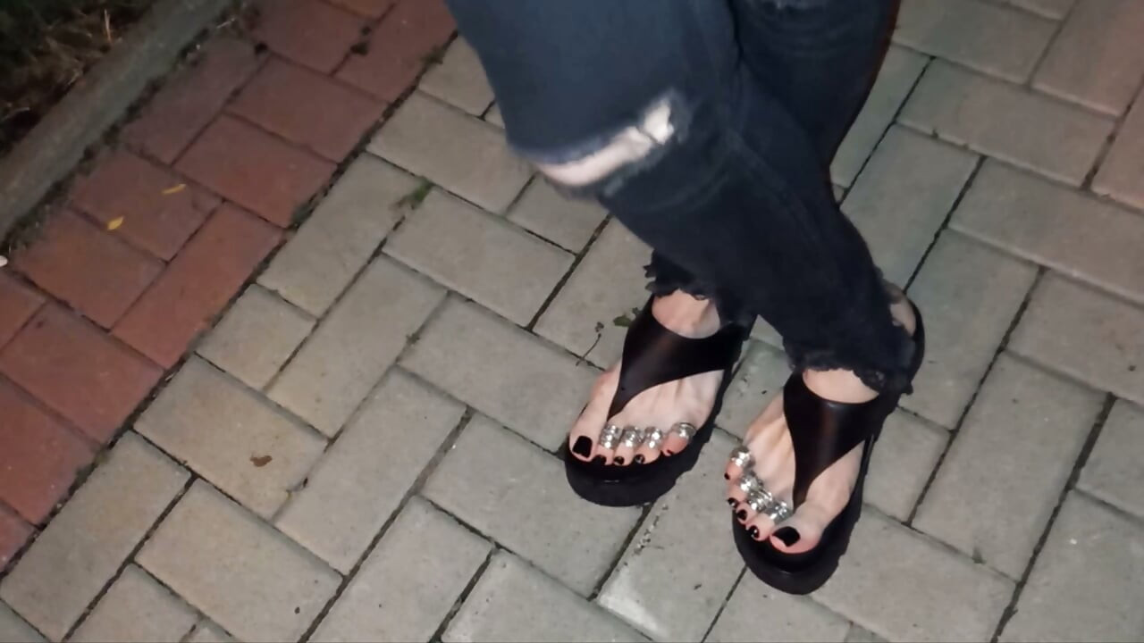 Moje gorące stopy crossdressera drażnią twarde kutasów podczas nocnego spaceru