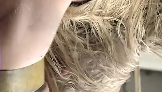 Cewek cantik dengan kosmetik bdsm yang diikat dan diikat