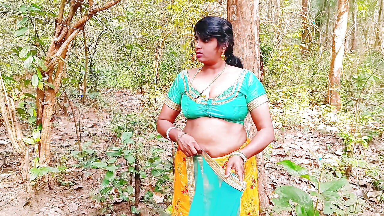 Sexo en la jungla al aire libre. India follando la gran polla del hermano pequeño de Husbend en el bosque Habla sucio telugu.