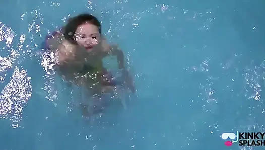 Putri duyung tertangkap menggodamu di kolam renang