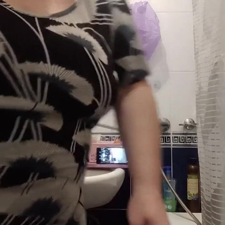 Giver et blowjob på badeværelset.