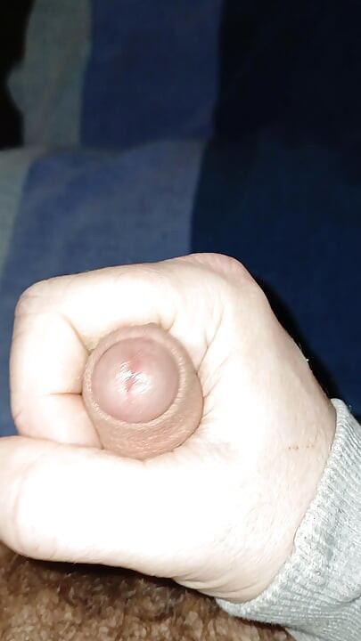 Mala neobrezana fontana sperme kurca izbliza prepucija masturbira u POV-u