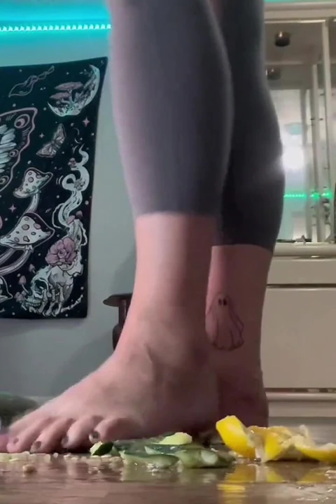 Size 16 Barefoot Fruit Crush Giantess Destruction