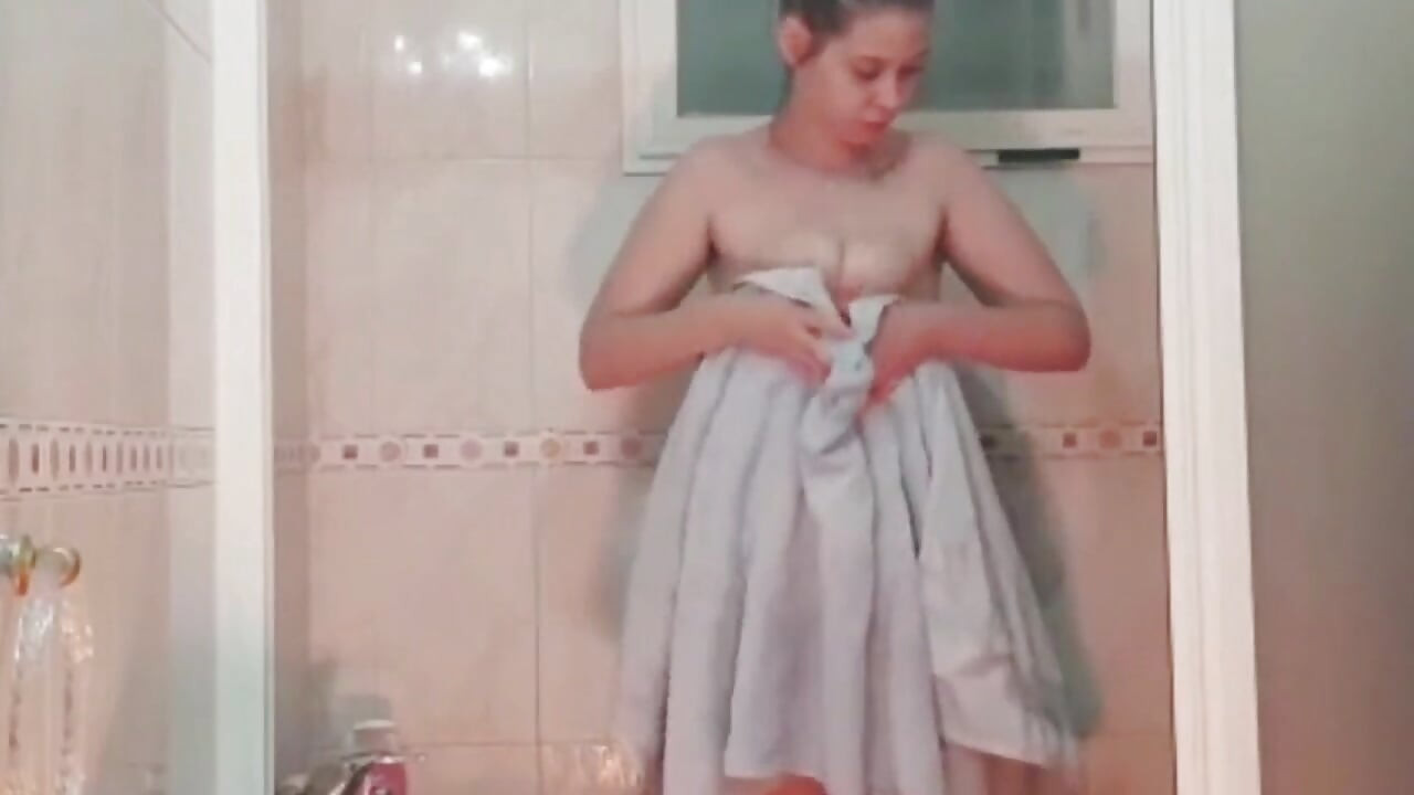Kız arkadaş duşta