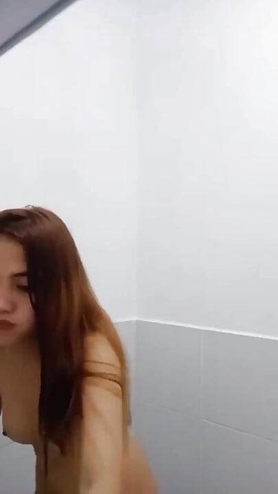 Minyon Pinay Take üvey kız kardeşinin erkek arkadaşını azdırarak duş alıyor