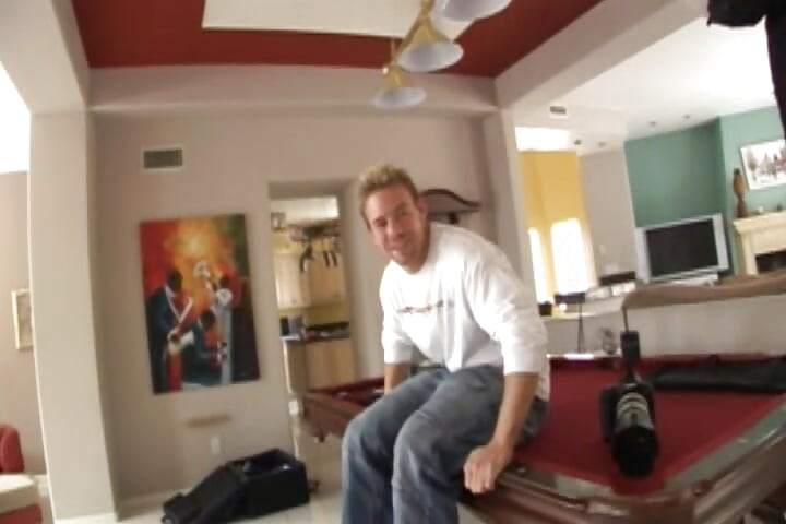 セクシーな黒檀の巨乳が大きな白いチンコに膣を叩きつけられる