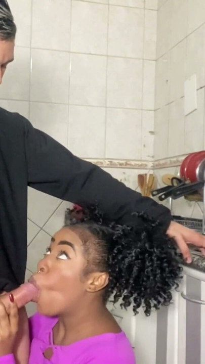 Yeni Bruna Black'i mutfakta farklı pozisyonlarda sikmek. | Klip 1